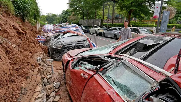 暴雨期间，深圳一园区围墙倒塌砸中多辆车，无人伤亡！最新消息