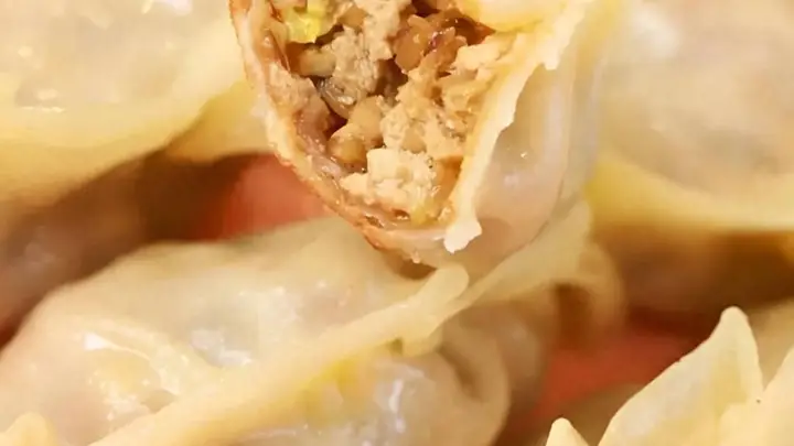饺子别总水煮了,试试这个做法,个个金黄焦脆,越嚼越香