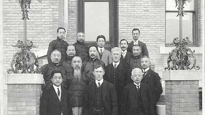民国初年莫里逊与京城大佬的合影，袁称帝后为什么把“王府井大街”改为“莫里逊大街”？