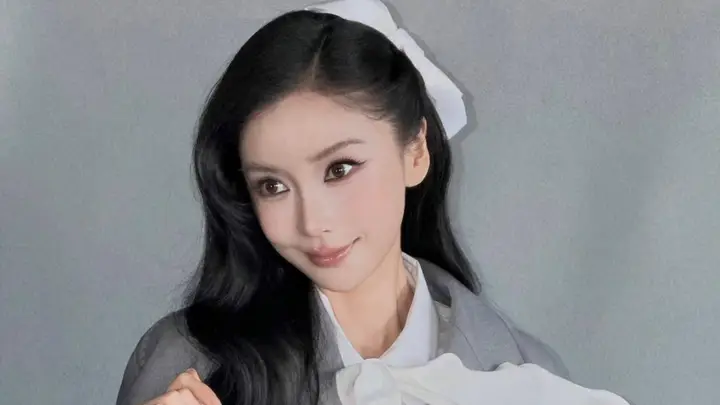 Angelababy穿灰西装配白蝴蝶结 甜酷学院风清爽亮眼