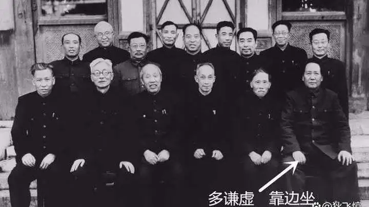 伟人罕见合影:毛泽东、刘少奇只能靠边坐,周恩来只好站后排