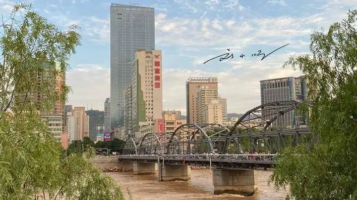 甘肃兰州有一座“黄河第一桥”,已经成为地标建筑,游客都来拍照
