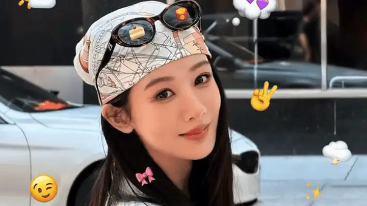 杨紫头巾嬉皮士造型现身世界杯决赛现场