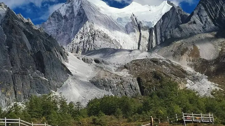 天地间的无声祈愿