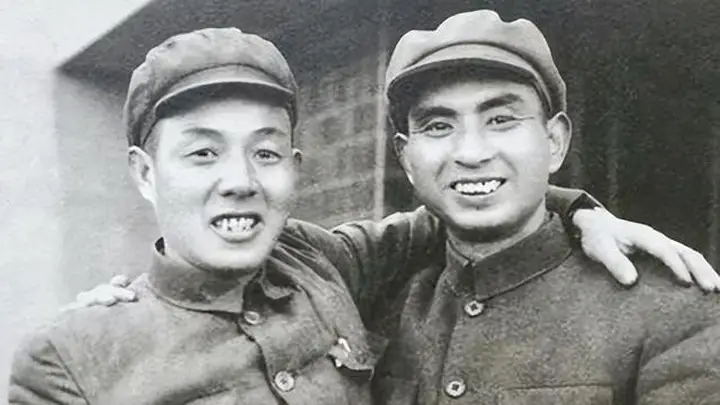 警察局长暗杀解放军司令员,正要动手时,发现对方是自己的弟弟