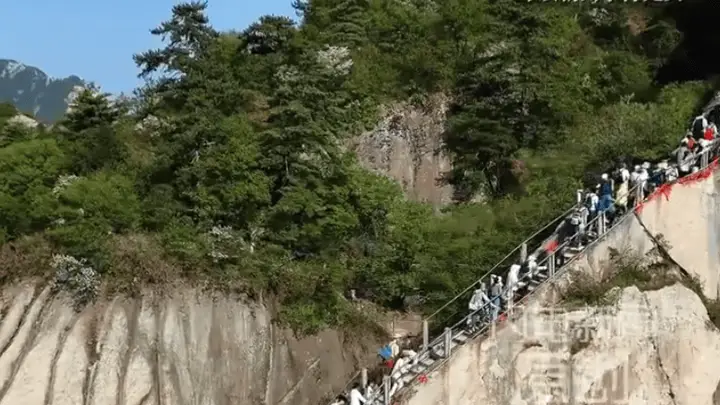 15岁男孩华山索道下山后被拦:不交40元观光车费别想出山,景区回应“怕提前标价游客不买”