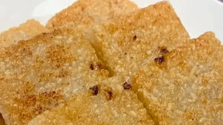 甜咸两味皆出彩,一口糍粑中和火锅麻辣的冲击力
