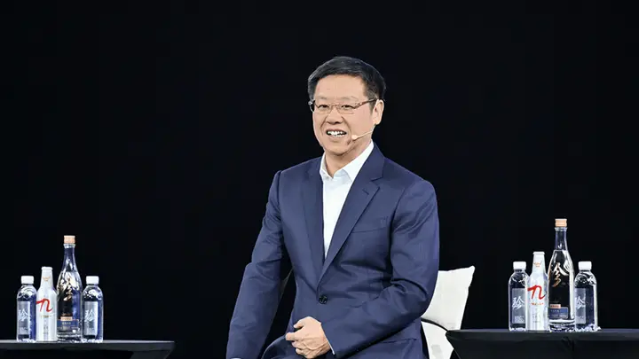 酒是男人的Labubu!57岁白酒教父,把自己卷成顶流|消费锐见