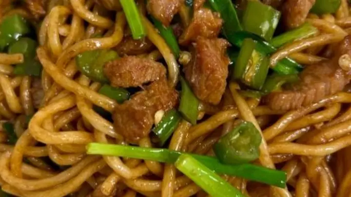 巨过瘾!辣椒肉酱炒意面,好吃到舔盘