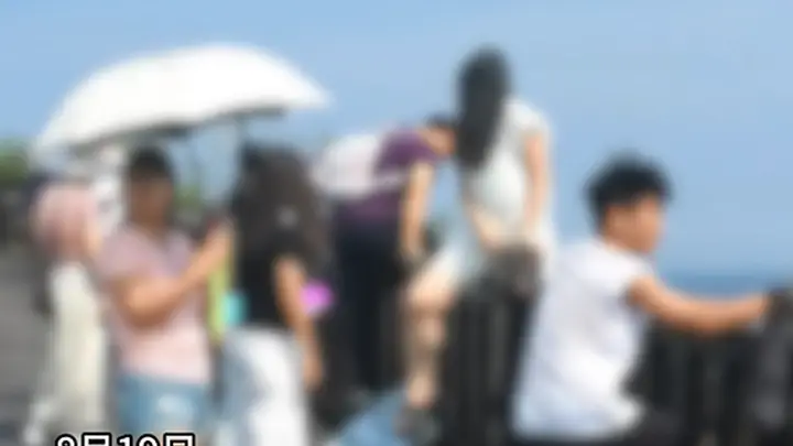 多位游客翻越滨海东路护栏,站在悬崖上拍照打卡