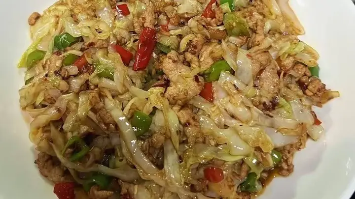 酸辣肉丝炒包菜:脆嫩爽口,下饭神器