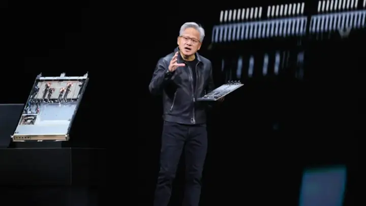 黄仁勋揭示AI基建数十年周期:人类史上最宏大工程