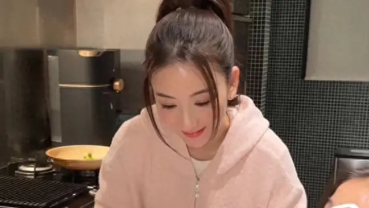 方媛带两女儿逛街被偶遇,身材五五分一身奢侈品,保姆全程陪伴