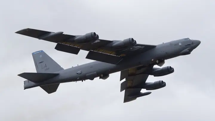 现场画面!美媒:美空军多架B-52轰炸机从英国费尔福德皇家空军基地撤离