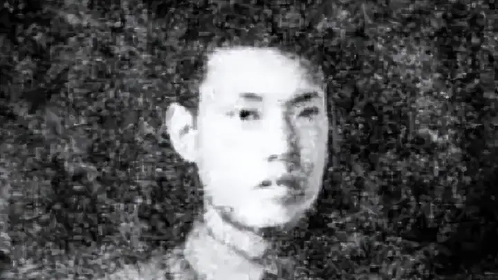 1929年，地下党员丁惟尊叛变，还要带着敌人去火车站抓人，他的妻子知道后，连忙说：“我要回娘家，让我和你一起去火车站吧！”青岛街头照样热闹，人群喧哗，地底却翻涌暗流。一个女人搭丈夫的车去火车站，嘴上说回娘家，心里却要把一条线从刀口上救出来，这趟同行，改变了几个人的命。丁惟尊，地下党...