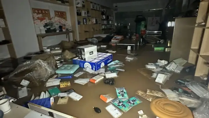 广西多地遭强降雨:水淹过一楼,车被卷到江中