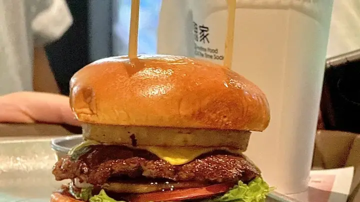 湖南首店开进洋湖,年轻人直呼“排队两小时也值了”!