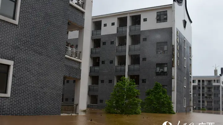 现场直击丨贵港教育园区约1.2万师生受困 救援工作正有序进行
