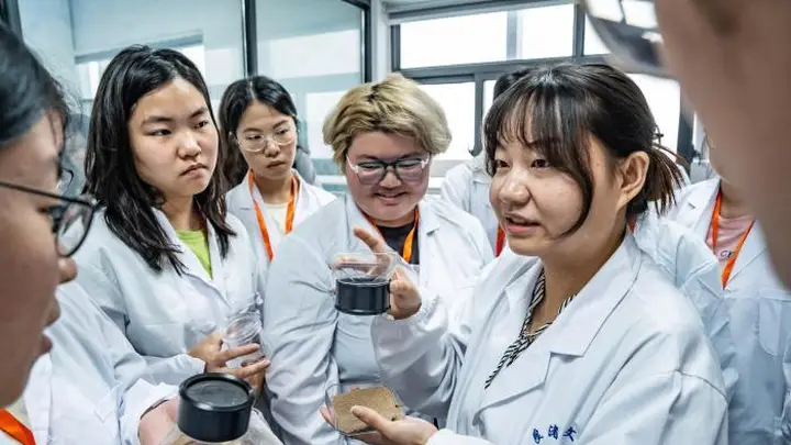 浙江杭州:青年学子走进良渚遗址与保护现场