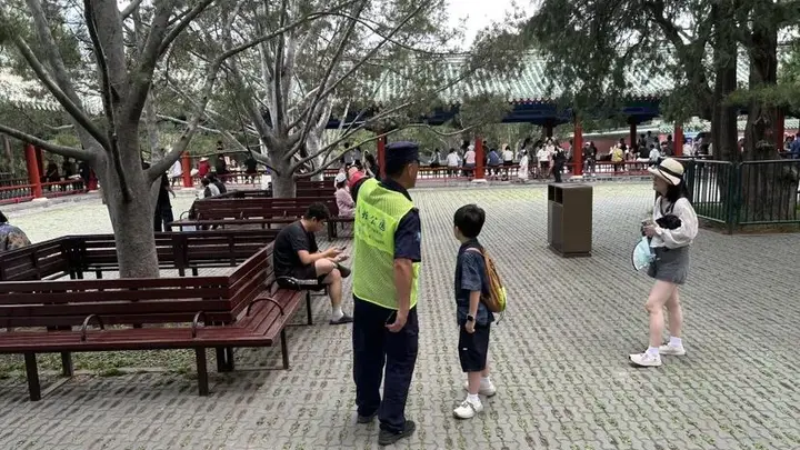 逛公园突然中暑怎么办?记住这几个求助渠道!