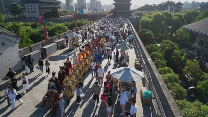 秦地烟火:从城墙音乐会到延安好剧,三秦夏夜的文化脉动