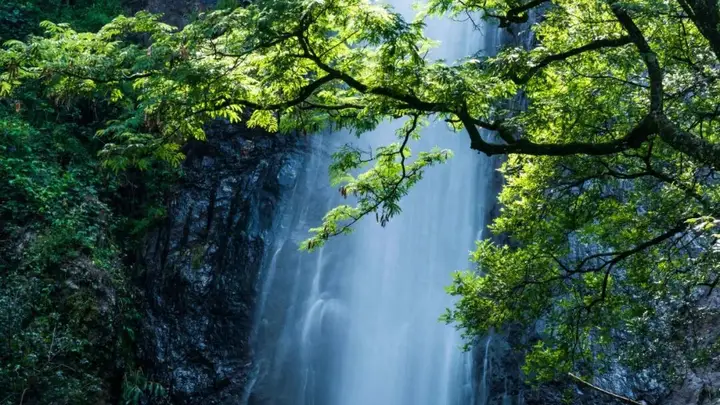 鸡足山雨季玉龙瀑布壮丽景象