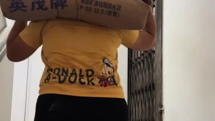 “女儿高考后与母亲同扛砖,网络热议,当事人回应称无团队已干半月”