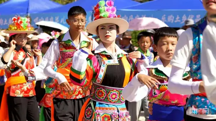 千人围着圆圈起舞!这场高原安昭盛会奏响土乡同心乐章