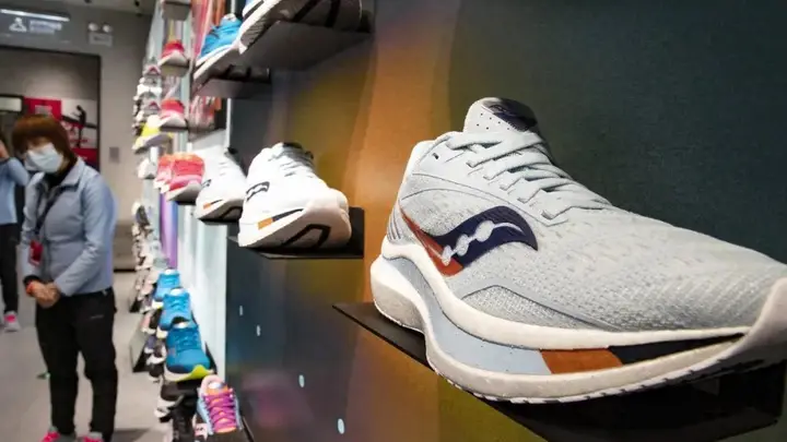 202X年XX（具体月份如8月）索康尼新店启幕 特步29岁千金丁佳敏掌舵亮相