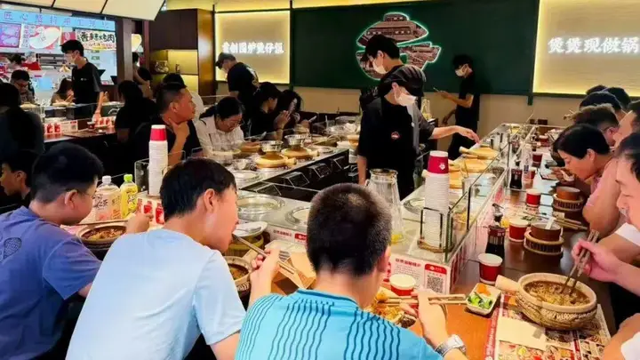 煲仔饭、寿喜锅纷纷搞“板前”,网友:形式大于内容,性价比极低