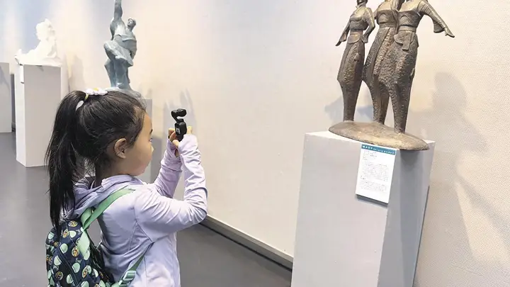 近百件雕塑展出呈现青海湖立体形象