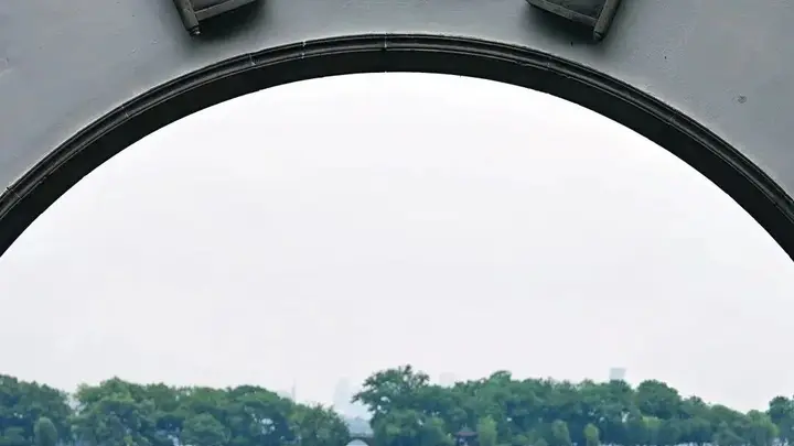 已进入巅峰!西湖边的大场面回归!“最妙”的宝藏点位找到了!