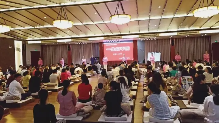 传销头目出狱后开办国学书院,家长被洗脑称孩子挨打才有效果