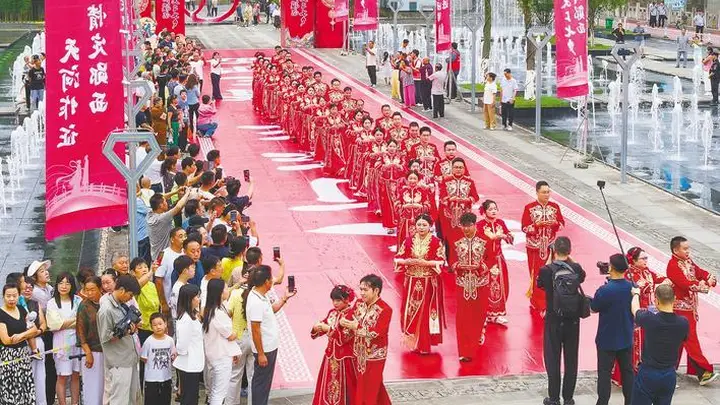 77对新人在郧西举办中式婚礼