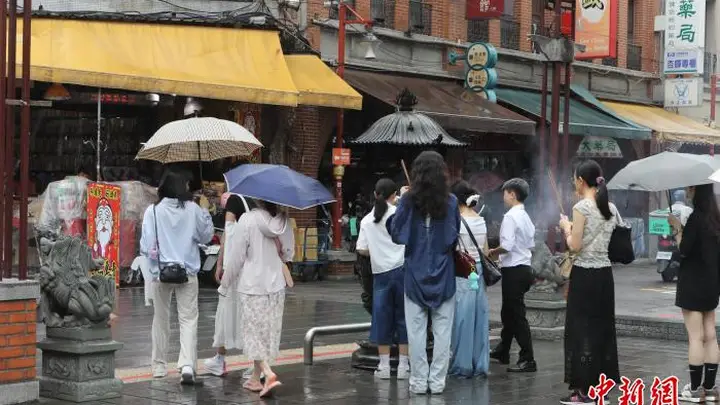 (台湾写真)一个七夕两样情:雨中拜月老,古礼贺成年