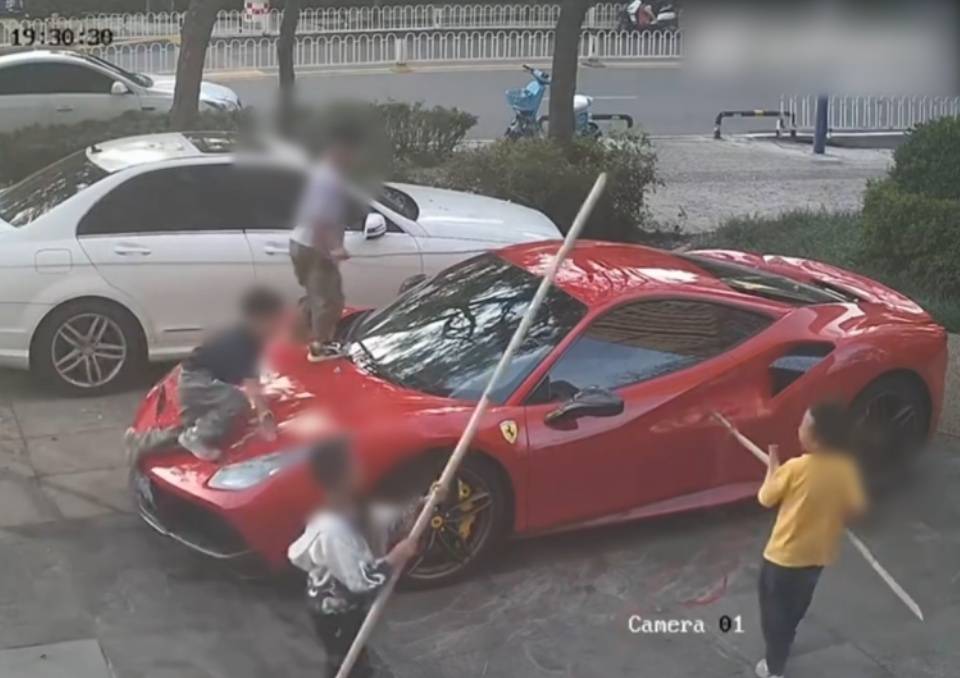 360万法拉利被4孩童当滑梯划伤，家长仅共赔五千且无人致歉，车主将提起民事诉讼