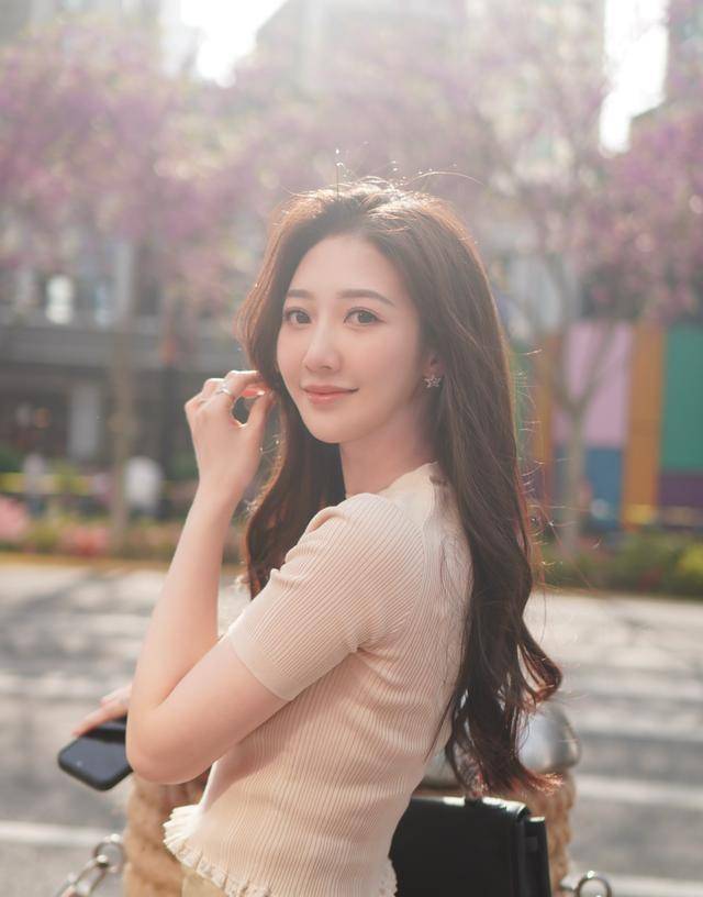 6月29日：TVB女星嫁富二代后，日子过得相当富贵，带女儿坐商务舱出游，尽显精致富贵好状态
