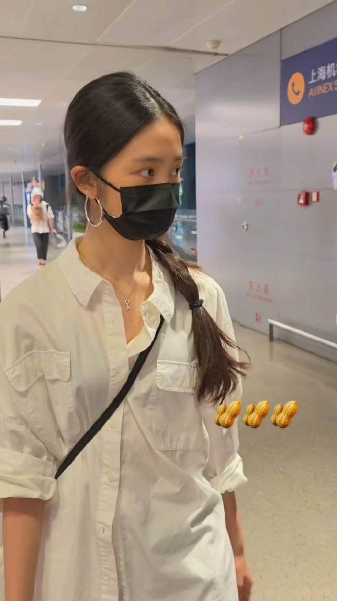 黄磊女儿独自现身机场 简约穿搭帅气又文艺