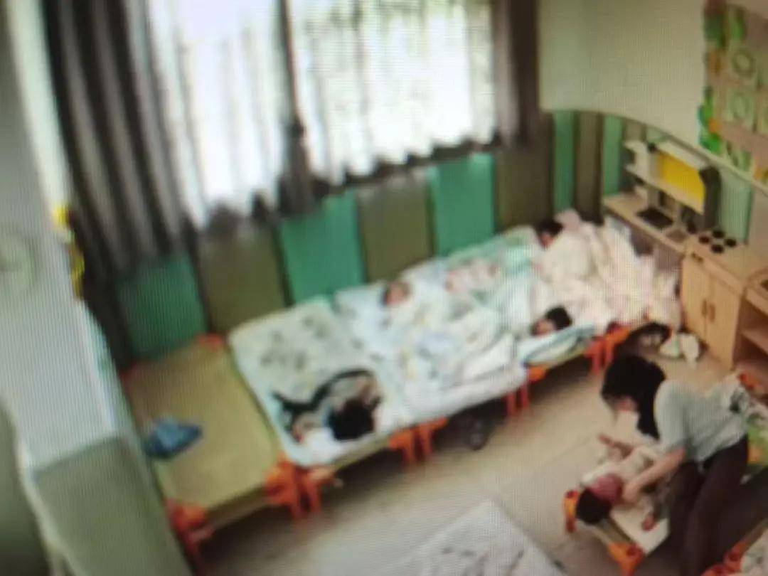 上海16个月大幼儿遭老师虐待29分钟，家长：涉事老师至今未露面