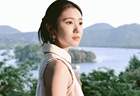 刘浩存游西湖清新靓丽 穿旗袍立于绿植中美丽动人