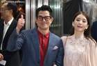 60岁郭富城马场搂妻子秀恩爱！方媛穿粉衬衫搭9分裤，娇俏可人