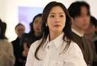 金喜善带火一种潮流，叫“宽松衬衫+半身裙”，小肚腩轻松藏起来