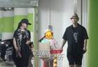 赵文卓一家逛街 牵小女儿手细心开车门温柔满分