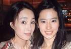 刘亦菲早年跟小姨合影，无美颜滤镜的年代，小姨竟比妈妈还漂亮！