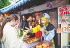 7月18日襄阳市华侨城奇幻度假区 助农公益活动启幕 唐僧师徒NPC助阵推介谷城鲜桃香梨