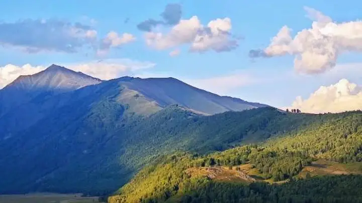在阿勒泰的四季里,让风吹过你的心:一份本地人的深度旅行笔记