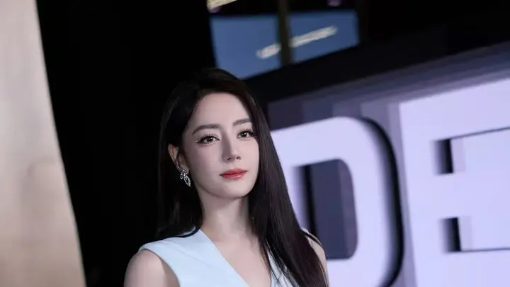 迪丽热巴全程捂胸显局促！女明星光鲜背后满是无奈