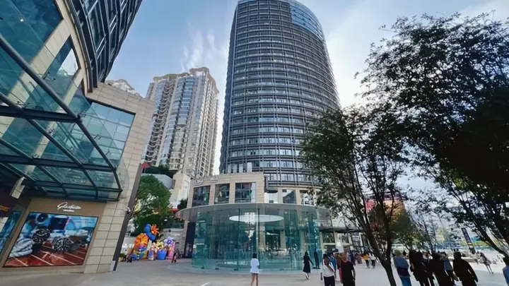 云南昆明营业额最高的商场,地理位置优越,还有苹果直营专卖店