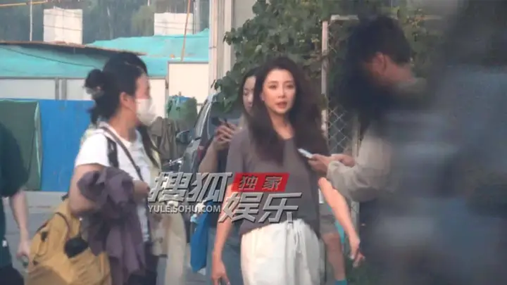 殷桃杂志拍摄收工 笑谈间尽显轻松体态