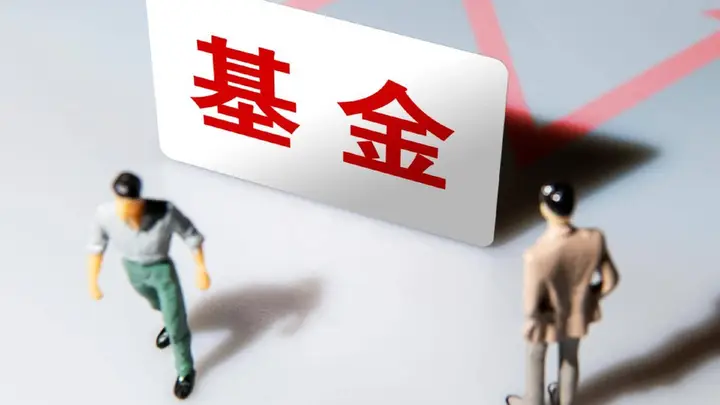 “站在光里”与“满手无光”的基金经理二季报之辩